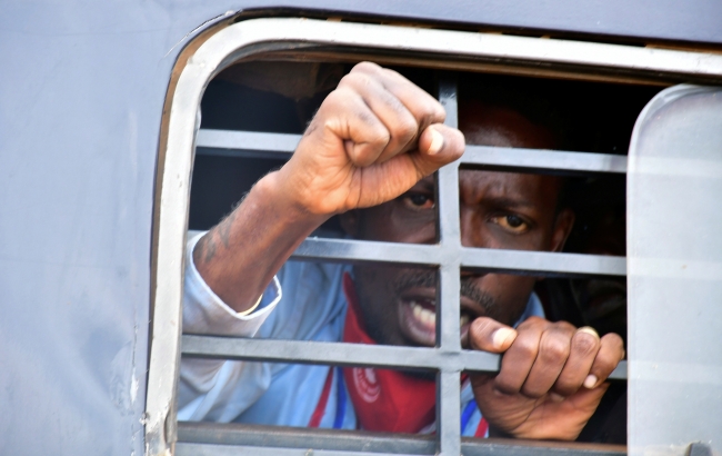 Gözaltına alınan Robert Kyagulanyi polis aracında | Fotoğraf: Reuters